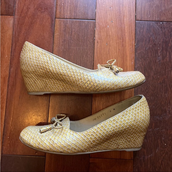 Stuart Weitzman Gold Textured Wedges Sz 6 Womens Used - Picture 5 of 8